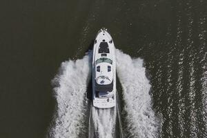 2007 Sea Ray 48 Sundancer underway