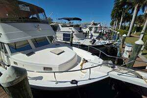 2002 Mainship 430 Trawler thumbnail 4