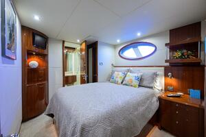 Lazzara 80 WILLYN - Starboard Guest Stateroom