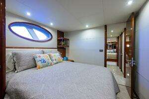 2007 Lazzara Yachts 80 Enclosed thumbnail 32