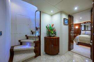 2007 Lazzara Yachts 80 Enclosed thumbnail 12