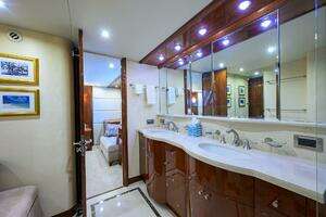2007 Lazzara Yachts 80 Enclosed thumbnail 19