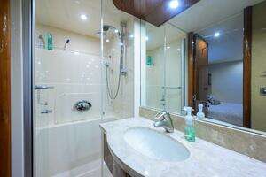 2007 Lazzara Yachts 80 Enclosed thumbnail 30