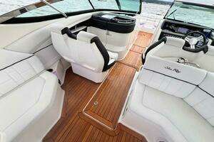 2014 Sea Ray SLX 350 thumbnail 11