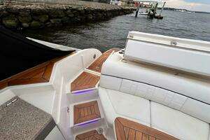 2014 Sea Ray SLX 350 thumbnail 5