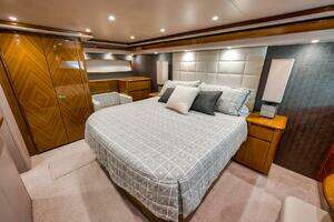 2011 Viking 76 Enclosed Bridge thumbnail 30