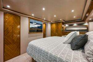 2011 Viking 76 Enclosed Bridge thumbnail 28