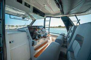 2023 Boston Whaler 420 Outrage thumbnail 16