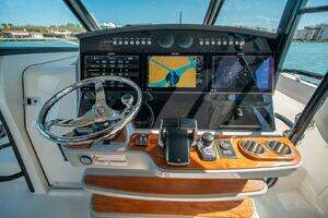 2023 Boston Whaler 420 Outrage thumbnail 18