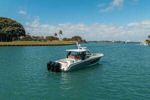 2023 Boston Whaler 420 Outrage thumbnail 32
