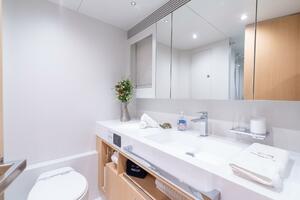 Horizon FD80 SHERI LYNN - Guest Stateroom Queen Ensuite Head