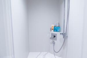 Horizon FD80 SHERI LYNN - VIP Stateroom Ensuite Head