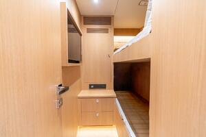 Horizon FD80 SHERI LYNN - Crew Quarters 