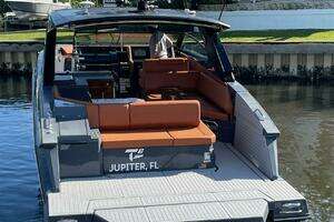2023 Cruisers Yachts 38 GLS thumbnail 4