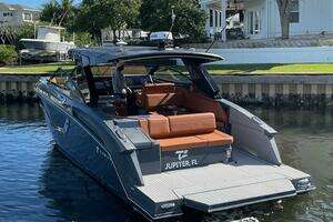 2023 Cruisers Yachts 38 GLS thumbnail 5