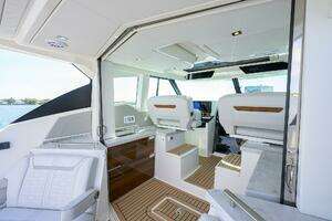 2022 Tiara Yachts 43 LE thumbnail 3
