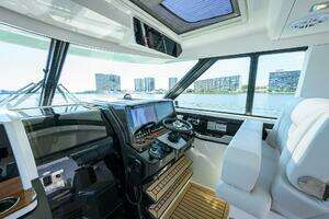 2022 Tiara Yachts 43 LE thumbnail 9