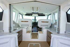 2022 Tiara Yachts 43 LE thumbnail 2
