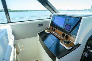 2022 Tiara Yachts 43 LE thumbnail 13
