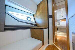 2022 Tiara Yachts 43 LE thumbnail 18