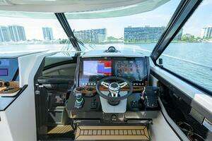 2022 Tiara Yachts 43 LE thumbnail 17