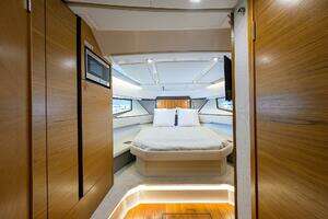 2022 Tiara Yachts 43 LE thumbnail 19