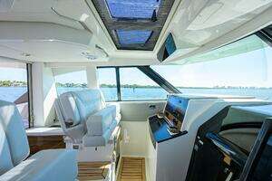 2022 Tiara Yachts 43 LE thumbnail 12