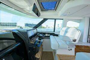 2022 Tiara Yachts 43 LE thumbnail 11