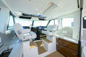 2022 Tiara Yachts 43 LE thumbnail 8