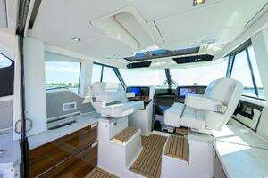 2022 Tiara Yachts 43 LE thumbnail 6