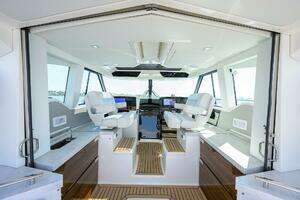 2022 Tiara Yachts 43 LE thumbnail 7
