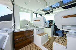 2022 Tiara Yachts 43 LE thumbnail 4