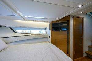 2022 Tiara Yachts 43 LE thumbnail 21