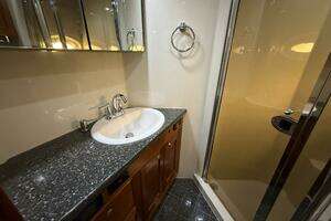 2007 Cruisers Yachts 560 Express thumbnail 24