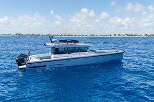 2024 Axopar 37 XC Cross Cabin thumbnail 3