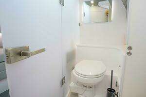 2024 Axopar 37 XC Cross Cabin thumbnail 32