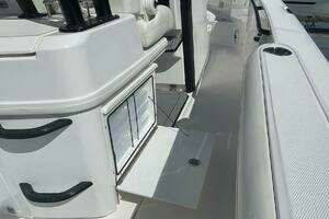 2022 Everglades 335 Center Console thumbnail 28