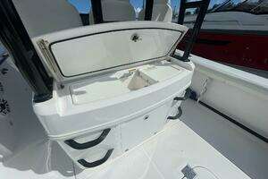 2022 Everglades 335 Center Console thumbnail 11