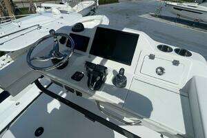 2022 Everglades 335 Center Console thumbnail 21