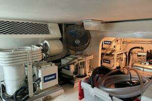 1995 Viking 54 Sports Yacht thumbnail 29