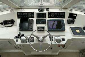 1995 Viking 54 Sports Yacht thumbnail 17