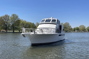 1995 Viking 54 Sports Yacht thumbnail 3