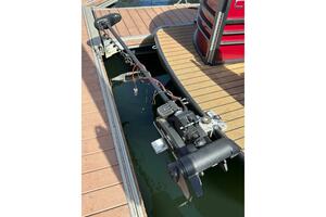 TRI TOON WITH LIFTING STRAKES 24ft Coach Pontoons Yacht For Sale
