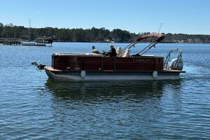 TRI TOON WITH LIFTING STRAKES 24ft Coach Pontoons Yacht For Sale