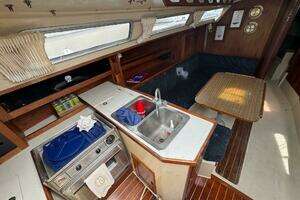1986 Catalina 38 thumbnail 18