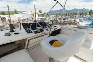 1987 Bayliner 3270 Motoryacht thumbnail 8