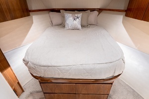 2017 Viking 62 Enclosed Bridge thumbnail 49