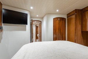 2017 Viking 62 Enclosed Bridge thumbnail 51