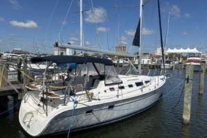 2008 Hunter 38 thumbnail 1