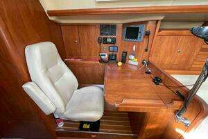 2010 Hunter 45 Center Cockpit thumbnail 5